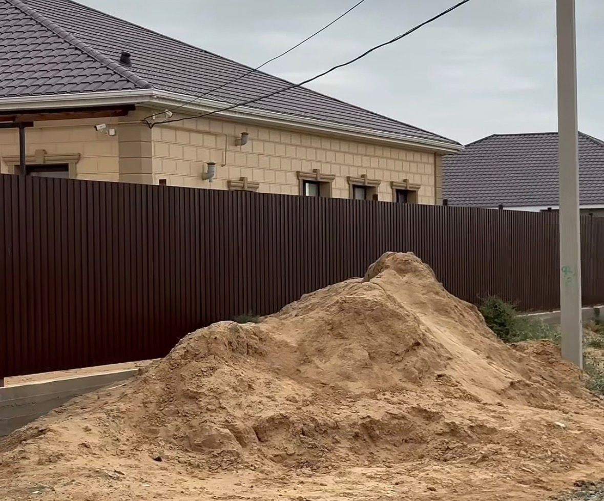 Қыз жігіттің құлағын жалап, саусақтарын кіргізеді