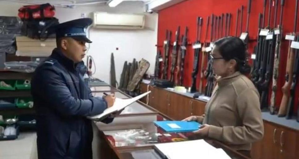 “Қару” іс-шарасы: Атырауда полицейлер қару-жарақ дүкендерін тексеруде